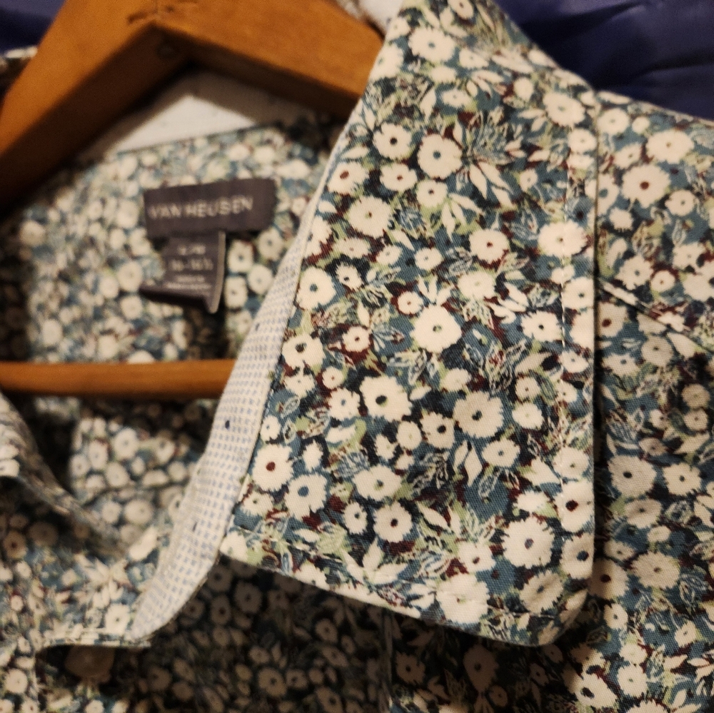 🤠3/$24 Van Heusen Floral Button Down